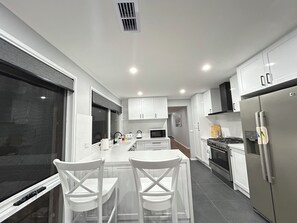 Microwave, oven, stovetop, dishwasher - Flyers’ 3BR Haven – Minutes to Melbourne Airport (Gladstone Park)