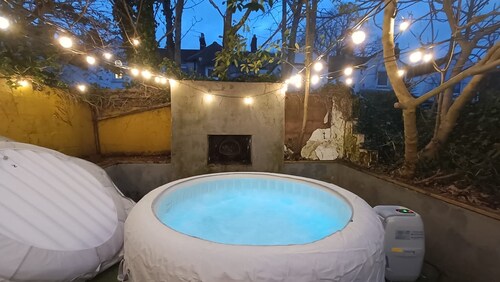 Hot Tub Emerald Escape - Private Garden & FREE Parking
