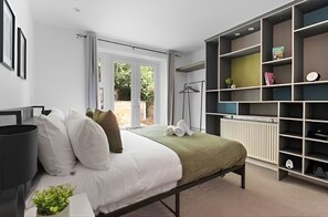 Iron/ironing board, WiFi, bed sheets - Hot Tub Emerald Escape - Private Garden & FREE Parking (Cardiff)