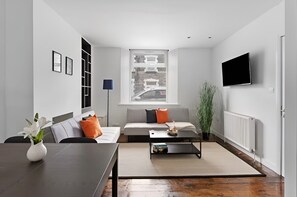 Living area - Hot Tub Emerald Escape - Private Garden & FREE Parking (Cardiff)