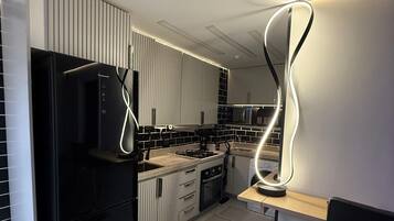 Geladeira, micro-ondas, fogão, cooktop