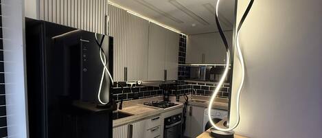 Réfrigérateur, four à micro-ondes, un four, surface de cuisson