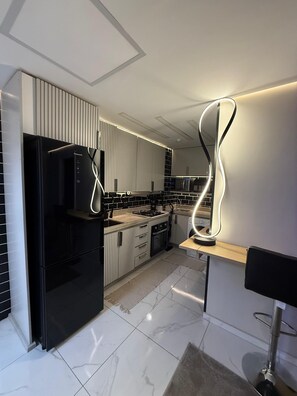 Geladeira, micro-ondas, fogão, cooktop