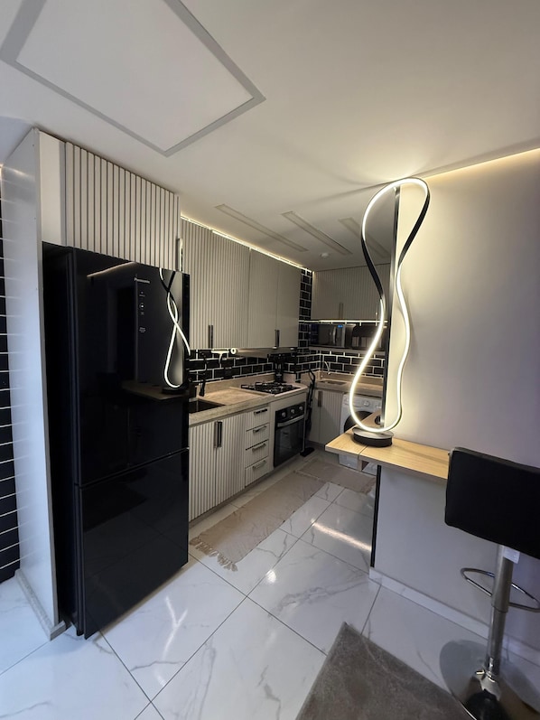 Refrigerador, microondas, horno y parrilla de estufa