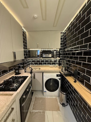 Refrigerador, microondas, horno y parrilla de estufa