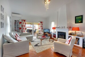 TV, fireplace, books - Casa Shallo - Holiday Villa with pool in Carvoeiro (Carvoeiro)