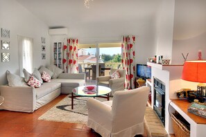 TV, fireplace, books - Casa Shallo - Holiday Villa with pool in Carvoeiro (Carvoeiro)