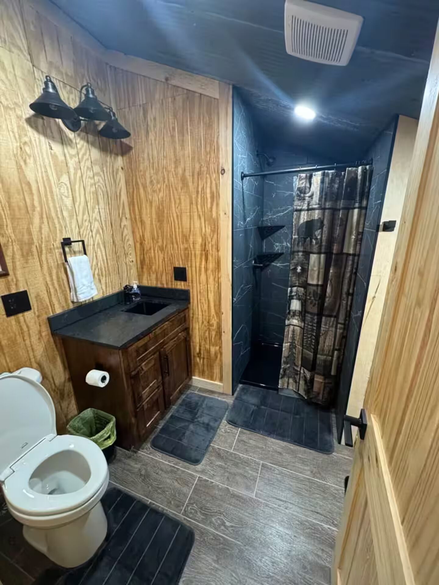 Douche, serviettes fournies, papier toilette