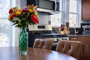 Fridge, microwave, oven, stovetop - Nightingale In Boston (Boston)