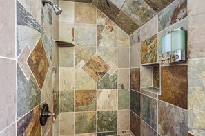 Douche, sèche-cheveux, serviettes fournies