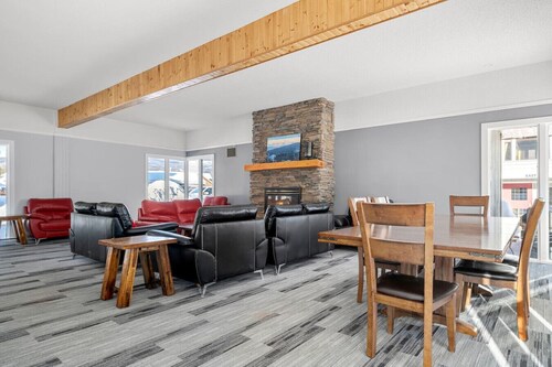 Charming 1BR Near DT Kimberley: Pool, Hot Tub and Gym