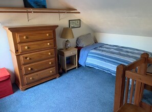 3 bedrooms, iron/ironing board, WiFi, bed sheets - Charming Cape Cod Home w/Gorgeous Water Views (Falmouth)