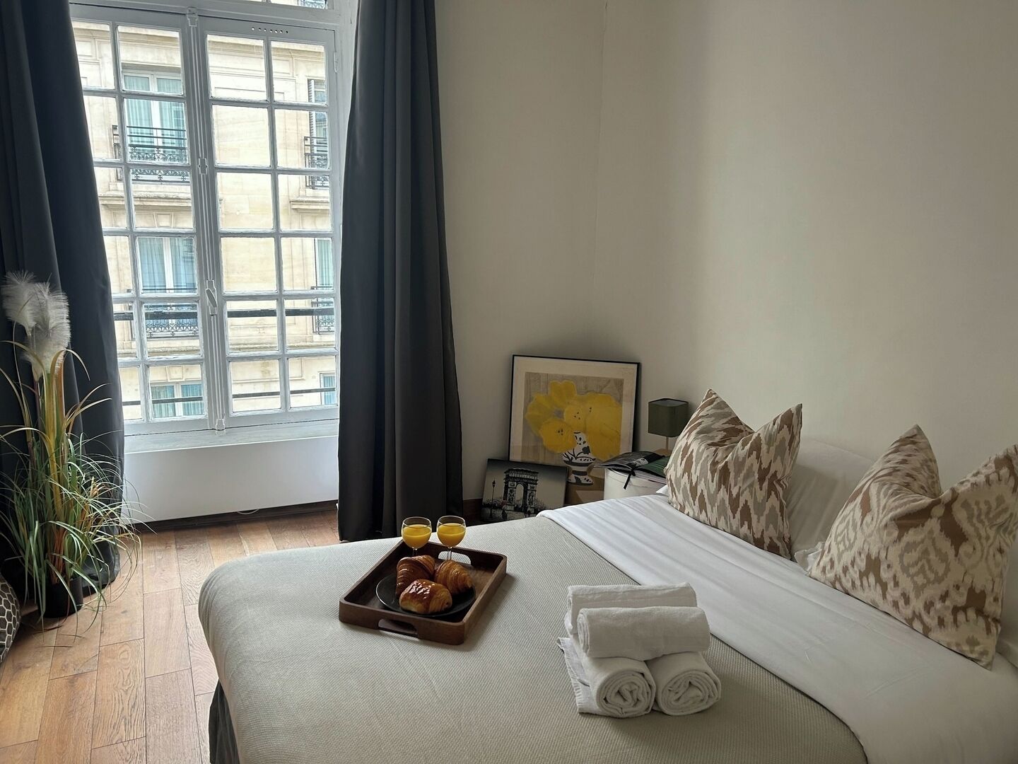 Een bureau, een strijkplank/strijkijzer, reisbedje, wifi