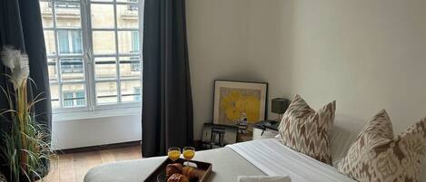 Een bureau, een strijkplank/strijkijzer, reisbedje, wifi