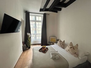 Desk, iron/ironing board, travel cot, WiFi - BnBNook - Studio near Bastille and Marais Quarter (Paris)
