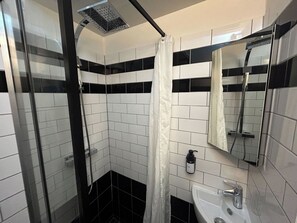 Hair dryer, towels - BnBNook - Studio near Bastille and Marais Quarter (Paris)