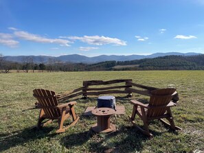 Property grounds - Tiny Cabin in NC with Big Views of the Blue Ridge Mountains from every window (Sparta)