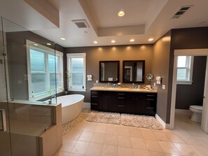 Shower, hair dryer, towels, soap - Super Bowl Find!  Spacious 4-bedroom house in San Jose for Super Bowl Fans! (San Jose)