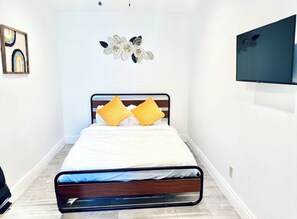 2 bedrooms, iron/ironing board, WiFi, bed sheets