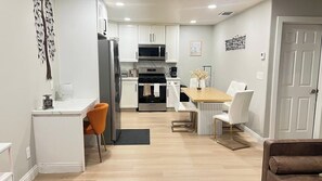 Frigorífico, microondas, horno y placa de cocina