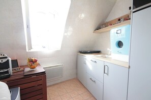 Kühlschrank, Mikrowelle, Herdplatte, Geschirrspüler