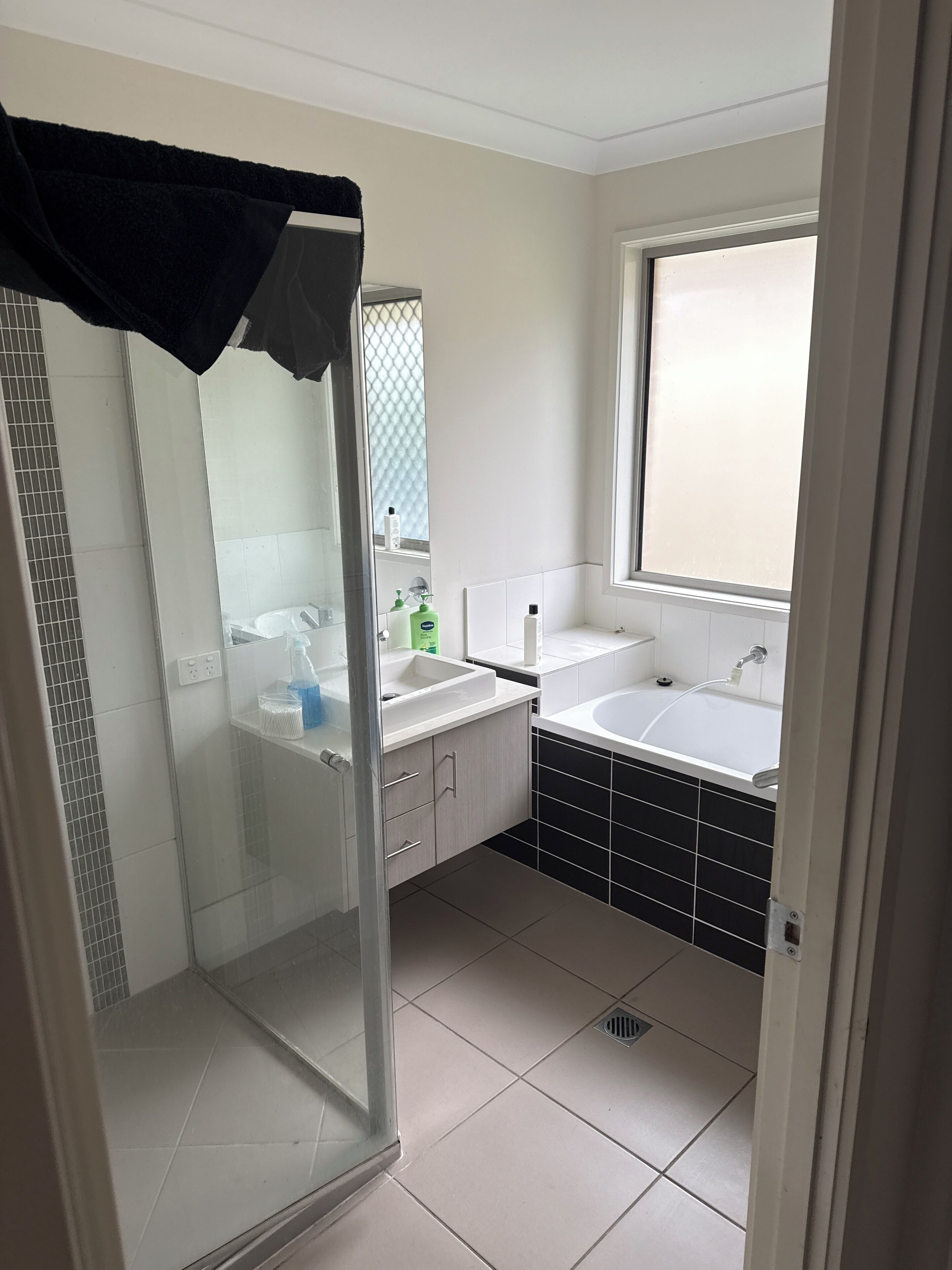 Serviettes fournies, savon, papier toilette