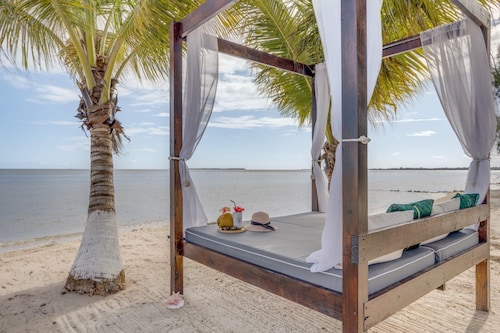 Maya Alux Beach House - 6BR Beachfront, Pool & Gym
