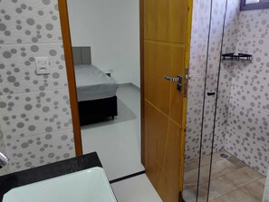 Ducha, secador de pelo y papel higiénico