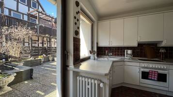 Kjøleskap, ovn, oppvaskmaskin og kjøkkenutstyr