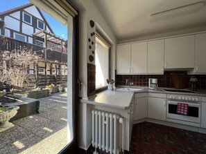 Kjøleskap, ovn, oppvaskmaskin og kjøkkenutstyr