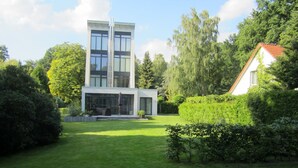 A modern two-story building with a flat roof, large windows, and a well-maintained lawn in front. - für 4 Personen ca. 165 m² in Mardorf, Niedersachsen (Steinhuder Meer) by Interhome (Mardorf)