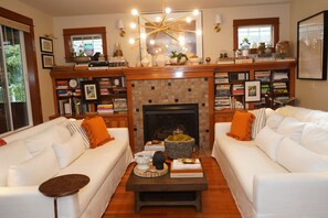 Una Smart TV, una chimenea, libros, una impresora