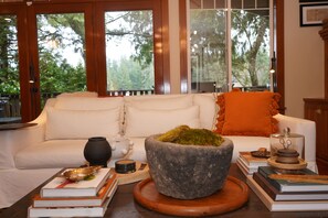 Una Smart TV, una chimenea, libros, una impresora