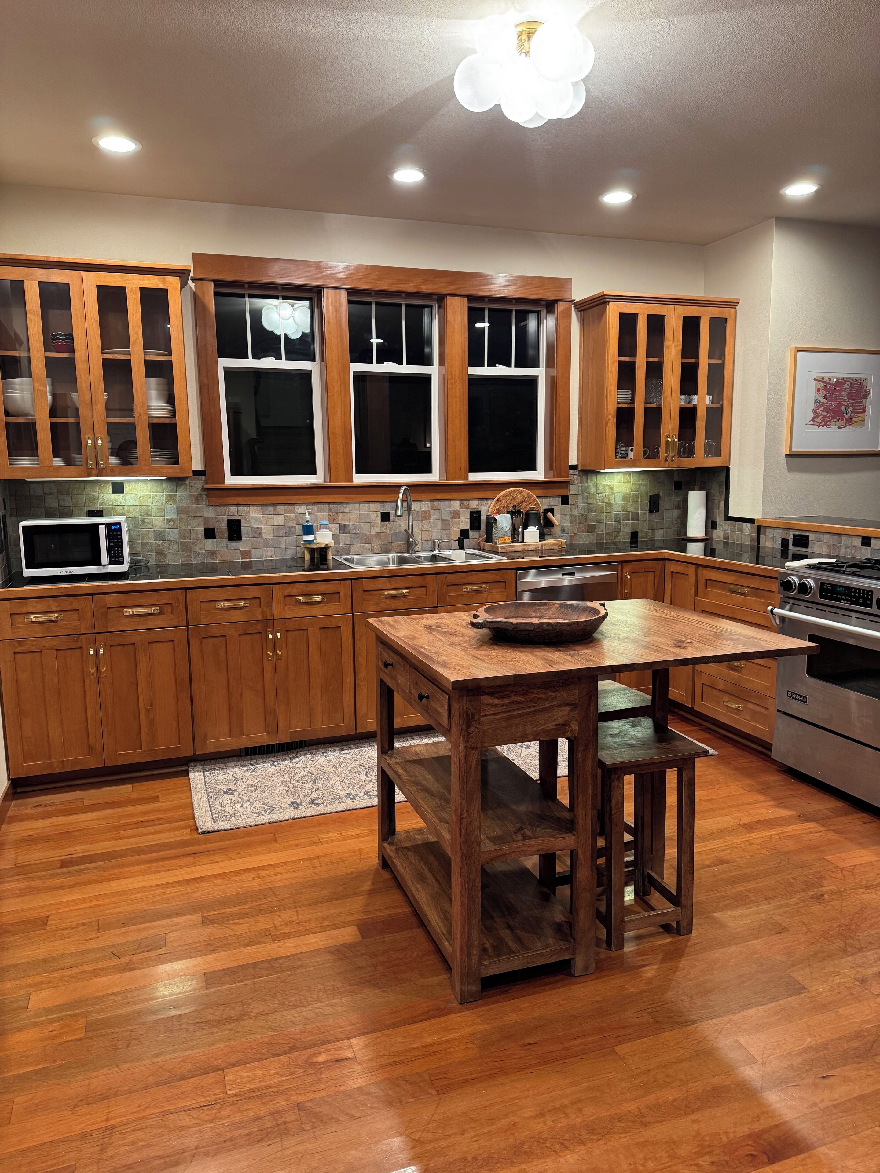 Geladeira, micro-ondas, cooktop, lava-louças