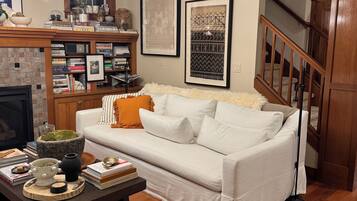 Smart TV, lareira, livros