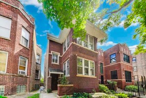 Exterior - Warm Modern 2BR • Walkable Roscoe Village (Chicago)