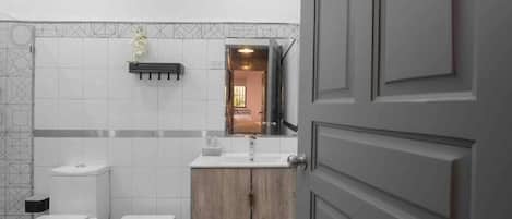 Basic Apartment, 2 Bedrooms, Kitchen, Ground Floor | Bathroom