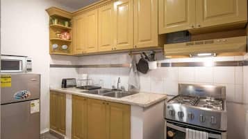 Basic Apartment, 2 Bedrooms, Kitchen, Ground Floor | Private kitchen | Fridge, microwave, oven, stovetop