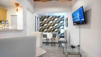 Apartamento básico, 2 habitaciones, cocina, planta baja | Zona de estar | Smart TV de 50 pulgadas con canales por cable