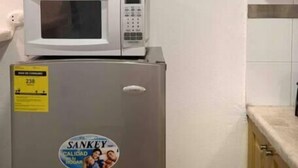 Leilighet – basic, 2 soverom, kjøkken, 1. etasje | Eget kjøkken | Kjøleskap, mikrobølgeovn, ovn og kokeplater