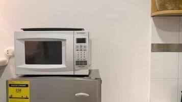 Basic Apartment, 2 Bedrooms, Kitchen, Ground Floor | Private kitchen | Fridge, microwave, oven, stovetop