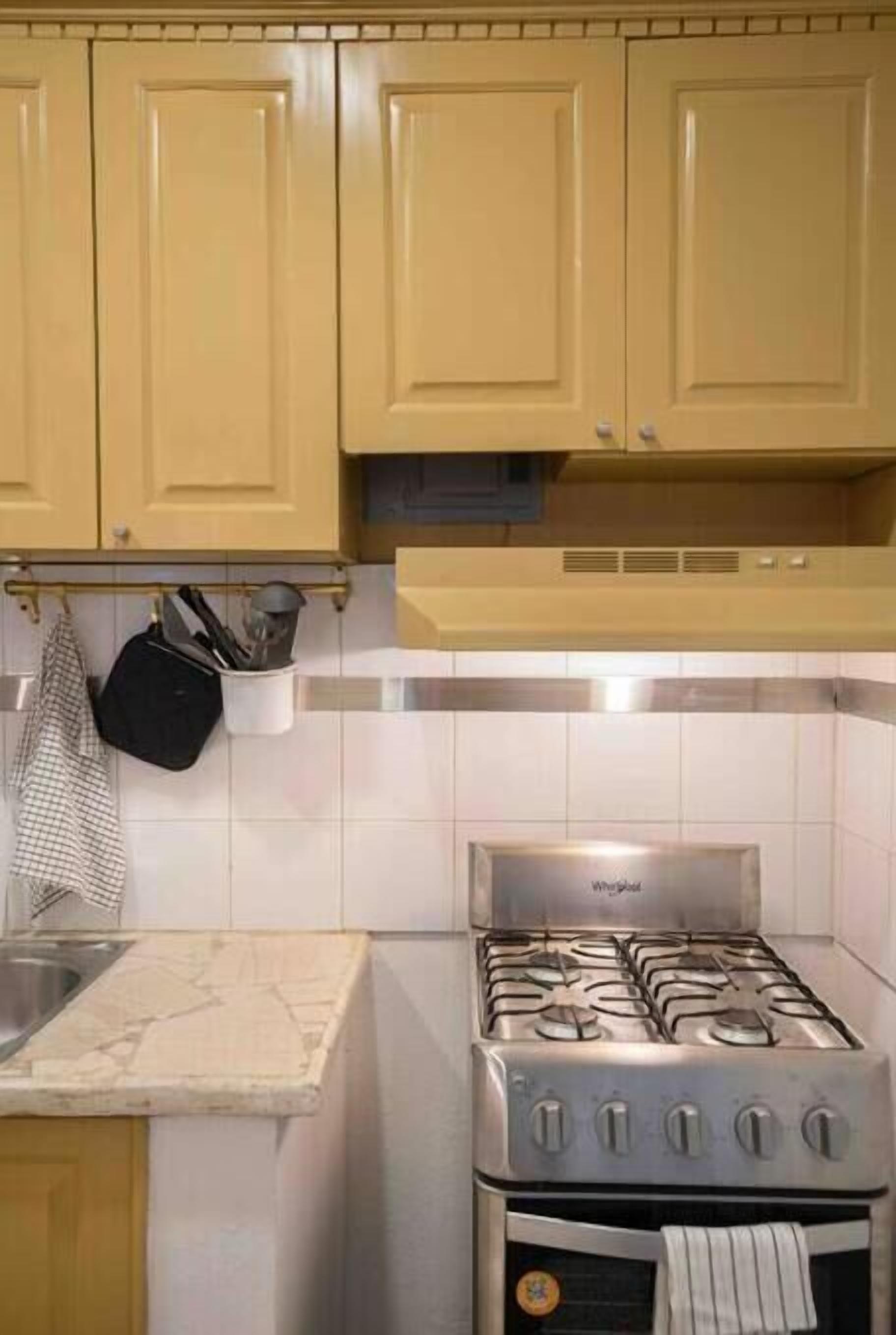 Basic Apartment, 2 Bedrooms, Kitchen, Ground Floor | Private kitchen | Fridge, microwave, oven, stovetop