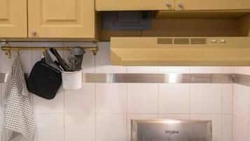 Basic Apartment, 2 Bedrooms, Kitchen, Ground Floor | Private kitchen | Fridge, microwave, oven, stovetop