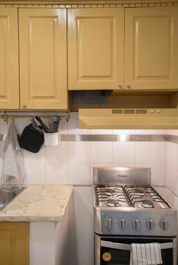 Basic Apartment, 2 Bedrooms, Kitchen, Ground Floor | Private kitchen | Fridge, microwave, oven, stovetop - Apartment in Gazcue Sleeps 6 (Santo Domingo)
