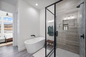 Shower, hair dryer, towels - Red Ledges Abajo Peak Escape, Min 90 Day Stay (Heber City)