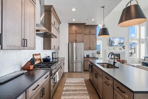 Fridge, microwave, oven, stovetop - Red Ledges Abajo Peak Escape, Min 90 Day Stay (Heber City)