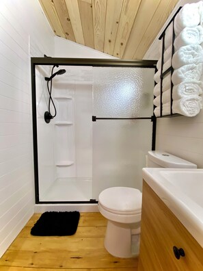 Shower, hair dryer, towels, soap - Walk to Lake, Downtown, Restaurants and Shops- Grand Mountain Haven (Grand Lake)