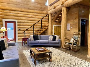 TV - Walk to Lake, Downtown, Restaurants and Shops- Grand Mountain Haven (Grand Lake)