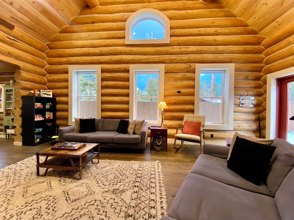 TV - Walk to Lake, Downtown, Restaurants and Shops- Grand Mountain Haven (Grand Lake)