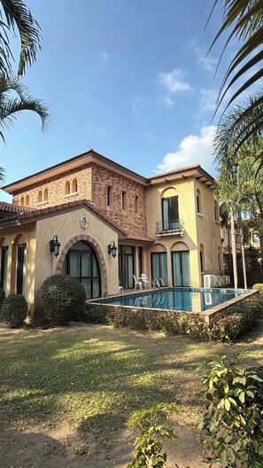 Una piscina al aire libre